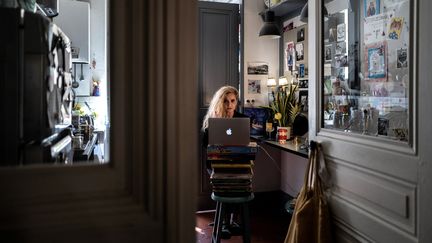 Une salariée en télétravail à Lyon (Rhône). (JEFF PACHOUD / AFP)