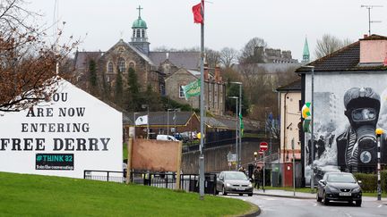 Des fresques marquent l'entrée du quartier catholique de Bogside, à Derry-Londonderry (Royaume-Uni), le 13 mars 2019. (PAUL FAITH / AFP)