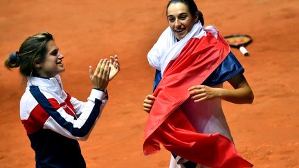 Amélie Mauresmo et Caroline Garcia après la victoire de la France contre l'Italie (GIUSEPPE CACACE / AFP)