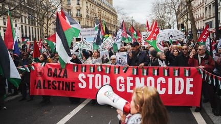 Des manifestants ont défilé, le 9 mars 2024, à Paris, pour réclamer un "cessez-le-feu" à Gaza. (DANIEL DORKO / HANS LUCAS / AFP)