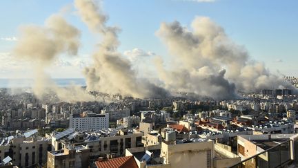 De la fumée s'élève au-dessus de la banlieue sud de Beyrouth après un bombardement israélien, le 26 novembre 2024. (FADEL ITANI / AFP)