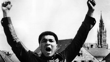 Mohamed Ali sur le toit de l'hôtel Bayerischer Hof à Munich (Allemagne), le 18 mai 1979. (KLAUS-DIETER HEIRLER / DPA / AFP)