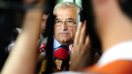 Bernard Barral, candidat socialiste &agrave; la l&eacute;gislative partielle de la 3e circonscription du Lot-et-Garonne, r&eacute;pond aux questions des journalistes apr&egrave;s son &eacute;chec d&egrave;s le premier tour, le 16 juin 2013. (JEAN MICHEL MAZET / MAXPPP)