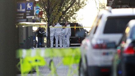 Des membres de la police scientifique &agrave; proximit&eacute; du Parlement canadien, &agrave; Ottawa, le 22 octobre 2014. (BLAIR GABLE / REUTERS)