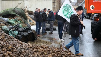 Farmers dump waste in front of the Guingamp sub-prefecture, January 24, 2024. (LIONEL LE SAUX / MAXPPP)