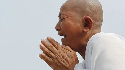 Une femme pleure en attendant l'arriv&eacute;e de la d&eacute;pouille de l'ancien roi cambodgien&nbsp;Norodom Sihanouk au palais royal de Phnom Penh (Cambodge), le 17 octobre 2012. (DAMIR SAGOLJ / REUTERS)