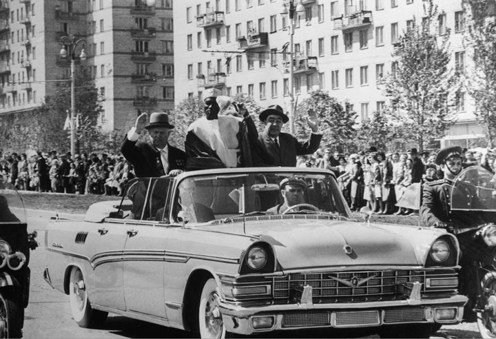 L'ancien président du Mali Modibo Keïta (1960-1968) défile dans les rues de Moscou, accompagné du Premier ministre de l'URSS, Nikita Khrouchtchev, et du secrétaire général du Parti communiste, Leonid Brejnev. (BETTMANN / GETTY IMAGES)