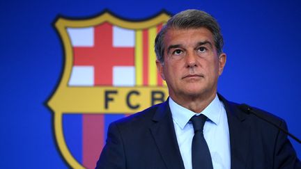 Joan Laporta, le président du FC Barcelone, lors d'une conférence de presse au Camp Nou le 16 août 2021. (LLUIS GENE / AFP)