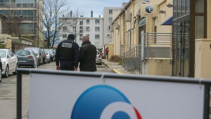 Des policiers devant l'agence Pôle emploi Victor-Hugo de Valence (Drôme) où un homme a abattu une cadre, le 28 janvier 2021. (NICOLAS GUYONNET / HANS LUCAS / AFP)