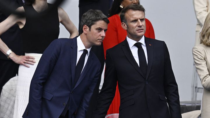 Gabriel Attal et Emmanuel Macron lors du défilé militaire du 14 juillet à Paris le 14 juillet 2024. (JULIEN DE ROSA / AFP)