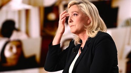 Marine Le Pen sur le plateau de France 2, pour l'émission "Elysée 2022", le 3 mars 2022. (CHRISTOPHE ARCHAMBAULT / AFP)