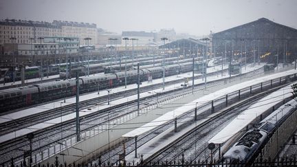 La neige perturbe les transports,&nbsp;comme ici, à la gare Saint-Lazare (Paris). (MAXPPP)