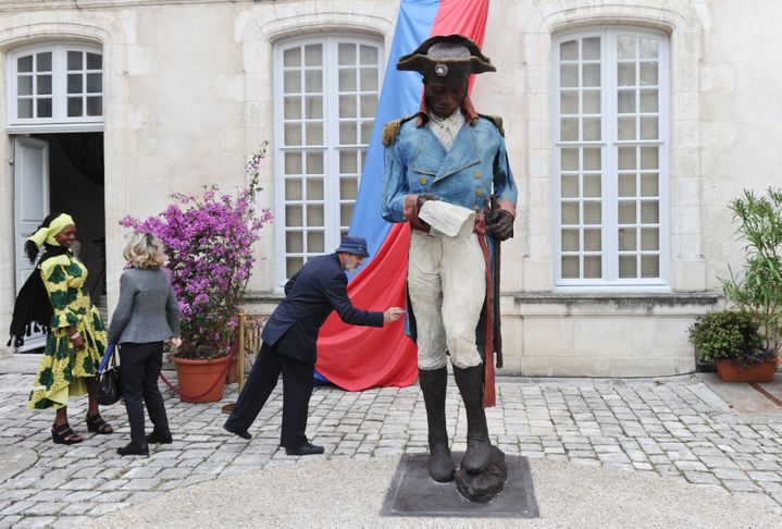 Une sculpture en l'honneur de Toussaint Louverture, créée&nbsp;par le Sénégalais Ousmane Sow, le 20 mai 2015 au musée du Nouveau Monde de La Rochelle (XAVIER LEOTY / AFP)