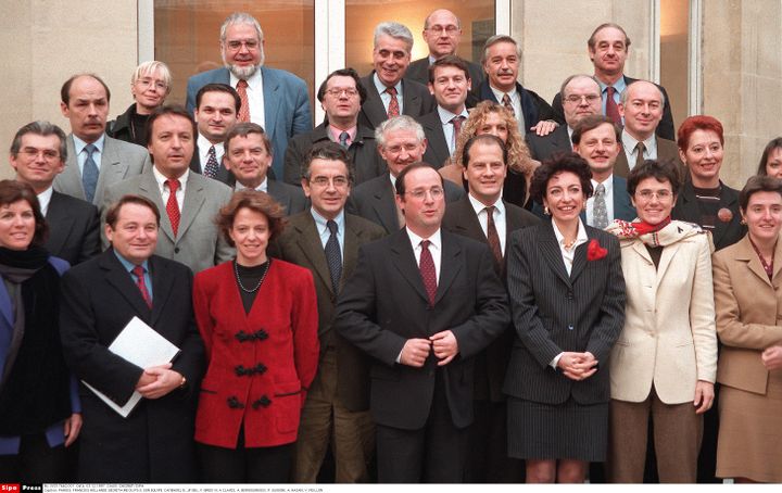 Vincent Peillon (au 3e rang au centre)&nbsp;apparaît sur une photo autour de&nbsp;François Hollande, premier secrétaire du Parti socialiste, et son équipe, le 3 décembre 1997 au siège du PS, à Pari. (CHESNOT / SIPA)