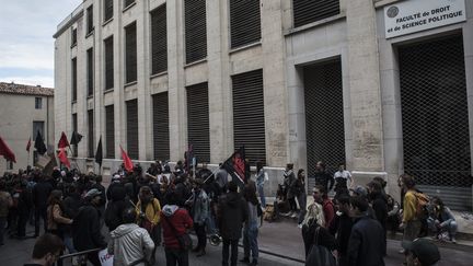 Des étudiants manifestent devant&nbsp;la faculté de droit de Montpellier (Hérault), le 30 mars 2018. (ADRIEN VAUTIER / LE PICTORIUM / MAXPPP)