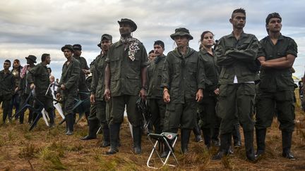 Des membres des Farc attendent l'ouverture de leur conférence, le 17 septembre 2016, à Llanos del Yari (Colombie). (LUIS ACOSTA / AFP)