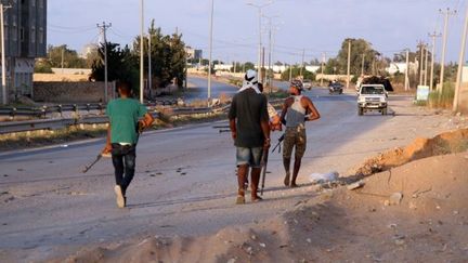 Des combattants favorables au gouvernement d'union nationale (GNA) patrouillent dans le sud de Tripoli le 22 septembre 2019. (MAHMUD TURKIA / AFP)