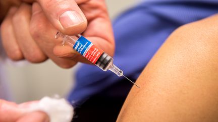 Une personne reçoit un vaccin. (PHILIPPE HUGUEN / AFP)