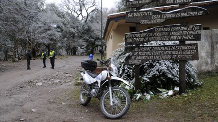 Des policiers font barrage &agrave; l'entr&eacute;e du site o&ugrave; deux Fran&ccedil;aises ont &eacute;t&eacute; viol&eacute;es et tu&eacute;es, &agrave; Salta (Argentine), le 1er ao&ucirc;t 2011. (REUTERS)