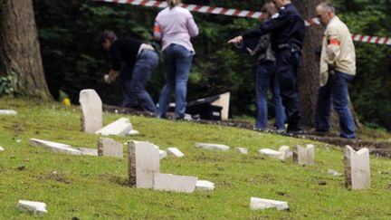 La police scientifique au travail au cimetière de Guebwiller - 28/05/10 (AFP Sébastien Bozon)