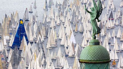 Vue a&eacute;rienne des bateaux participants &agrave; la r&eacute;gate&nbsp;Barcolana dans le golfe de Trieste (Italie), le 13 octobre 2013. (PAOLO GIOVANNINI / AP / SIPA)