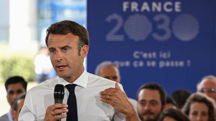 Emmanuel Macron en visite dans une usine à Crolles (Isère), mardi 12 juillet.&nbsp; (JEAN-PHILIPPE KSIAZEK / POOL)