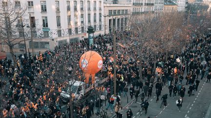 Des manifestants marchent contre la réforme des retraites à Paris, le 7 février 2023. (BENOIT DURAND / HANS LUCAS / AFP)