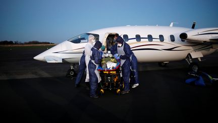 Un patient atteint du coronavirus transféré d'Avignon à Vannes, le 4 novembre 2020. (STEPHANE MAHE / REUTERS)