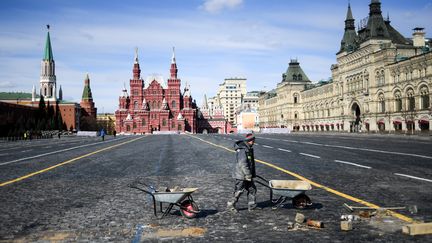 "La place rouge était vide...", chantait Gilbert Bécaud. Ce 1er avril 2020, pas de Nathalie ni de guide à l'horizon. La ville de Moscou (Russie) fait appliquer de strictes mesures de confinement. (KIRILL KUDRYAVTSEV / AFP)