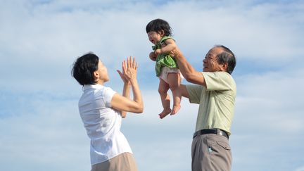 Des grands-parents avec leur petit-enfant à Fukuoka, au Japon. (ERIKO KOGA / DIGITAL VISION)