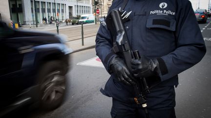 Un policier belge monte la garde à&nbsp;Bruxelles (Belgique) le 7 avril 2016 (VIRGINIE LEFOUR / BELGA MAG / BELGA / AFP)