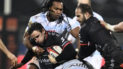 Mike Harris tente de se défaire de Albert Vulivuli (JEFF PACHOUD / AFP)