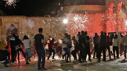 Des affrontements entre des manifestants palestiniens et les forces de sécurité israéliennes ont eu lieu sur l'Esplanade des Mosquées, à Jérusalem, le 7 mai 2021. (AHMAD GHARABLI / AFP)