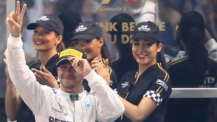 Lewis Hamilton, hier sur le podium du Grand prix d'Abu Dhabi, et champion du monde 2014. (MARWAN NAAMANI / AFP)