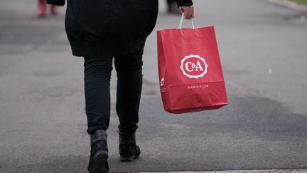 Une quinzaine de boutiques de vétements C&amp;A pourraient prochainement disparaître en France. (FRISO GENTSCH / DPA)