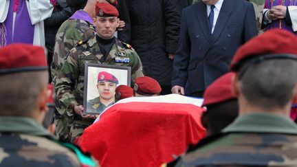 Les militaires du 17e r&eacute;giment du g&eacute;nie parachutiste lors des fun&eacute;railles d'Abel Chennouf, tu&eacute; &agrave; Montauban par Mohamed Merah, le 21 mars 2012. (PASCAL PAVANI / AFP)