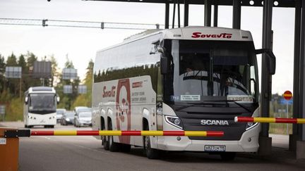 Un bus arrivant de Russie à la frontière finlandaise, le 21 septembre 2022. (SASU MAKINEN / LEHTIKUVA / AFP)