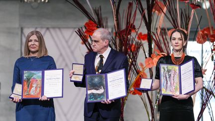 Des représentants des lauréats du prix Nobel de la paix reçoivent leurs récompenses, le 10 décembre 2022, à la mairie d'Oslo (Norvège). (JAVAD PARSA/AP/SIPA)