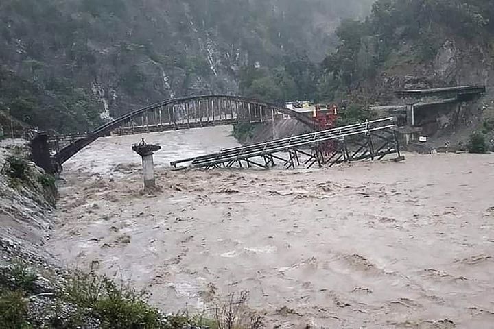 Un pont en construction emporté par les flots, le 19 octobre 2021, à Pithoragarh, dans l'Etat de l'Uttarakhand (Inde), non loin de la frontière avec le Népal. (AFP)