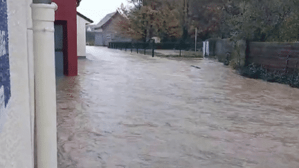 Mardi 14 novembre, l’eau est montée en quelques minutes dans la commune de Saint-Léonard, dans le Pas-de-Calais. Au dixième jour des intempéries, le département est une nouvelle fois en vigilance rouge "crues". Les habitants sont lassés et désemparés. (France 2)