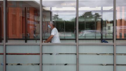 Un infirmier à l'hôpital d'Arcachon (Gironde), le 10 août 2023. (ROMAIN PERROCHEAU / AFP)