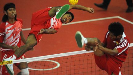 Les Jeux du Sud-est asiatiques qui se d&eacute;roulent en ce moment en Indon&eacute;sie sont l'occasion de d&eacute;couvrir des sports m&eacute;connus comme le sepak takraw, un jeu de balle traditionnel qui s'apparente au volleyball mais sans les mains, Palembang, le 17 novembre 2011. (TED ALJIBE / AFP)