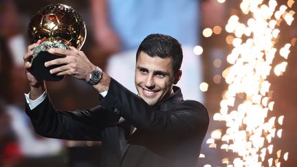 Le milieu de terrain espagnol de Manchester City, Rodri, peut savourer après avoir reçu le Ballon d'or, le 28 octobre 2024, à Paris. (FRANCK FIFE / AFP)