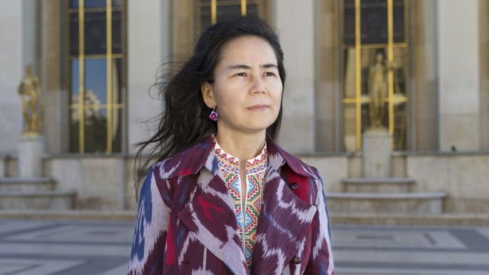 Dilnur Reyhan, membre de la diaspora Ouïghour, sur le parvis des droits de l’homme à Paris. (Edith Roux)