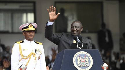 Le président du Kenya William Ruto salue la foule au Moi International Sports Center Kasarani à Nairobi, la capitale du Kenya, le 13 septembre 2022 lors de sa cérémonie d'investiture. (SIMON MAINA / AFP)