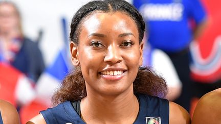 Diandra Tchatchouang, membre de l'équipe de France féminine de basket, coordonne "À vos masques citoyens", une opération bénévole de fabrication de masques pour les soignants en Seine-Saint-Denis. (GUILLAUME SOUVANT / AFP)