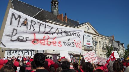 Manifestation contre la fermeture de la maternité, devant la mairie du Blanc le 15 septembre 2018. (GUILLAUME SOUVANT / AFP)