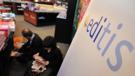 Le stand du groupe d'édition français Editis en préparation le 12 mars 2009 à Paris à la veille du 29e Salon du livre de Paris. (LIONEL BONAVENTURE / AFP)