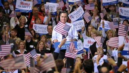 J-1 #TEAMROMNEY Le candidat r&eacute;publicain Mitt Romney cern&eacute; de drapeaux am&eacute;ricains lors d'un meeting &agrave; Fairfax (Virginie), le 5 novembre 2012. (MANDEL NGAN / AFP)