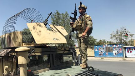 Un membre des&nbsp;forces de sécurité afghanes, le 21 août 2018, à Kaboul. (MOHAMMAD ISMAIL / REUTERS)